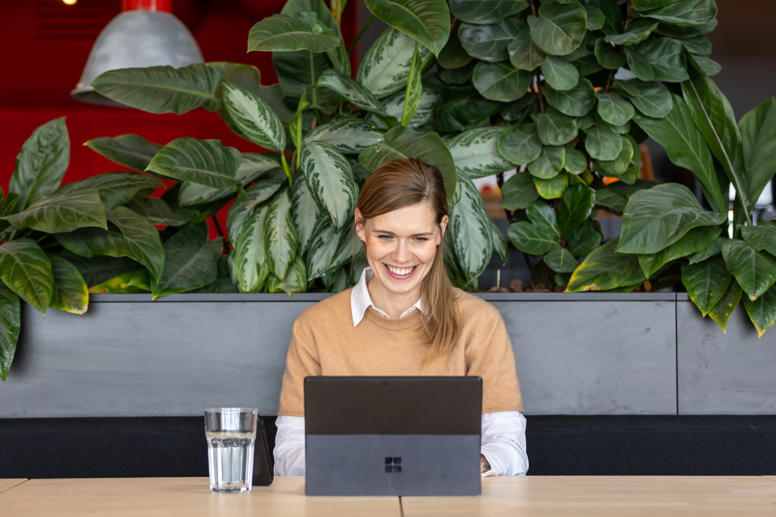 Lydia Gitsels van Ecolytics werkt achter haar laptop aan de voorbereiding van een sessie over gedeeld inzicht op bedrijventerreinen.