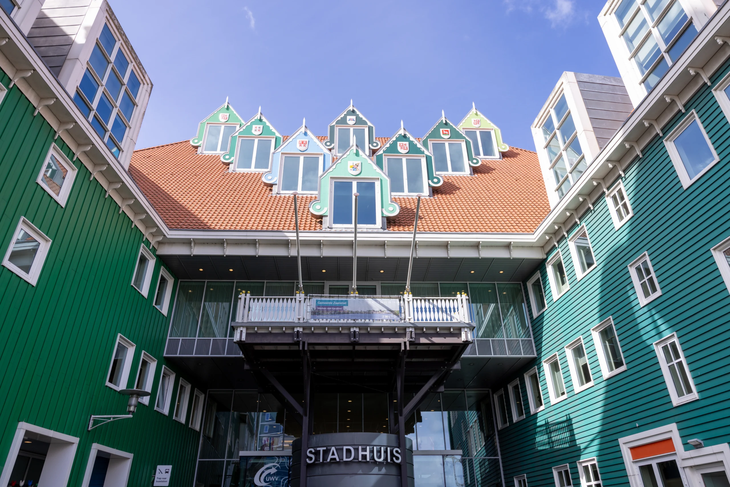 Auto’s op een bedrijventerrein onder een parkeerplaats met zonnepanelen, voorbeeld van duurzame energieopwekking en slim ruimtegebruik