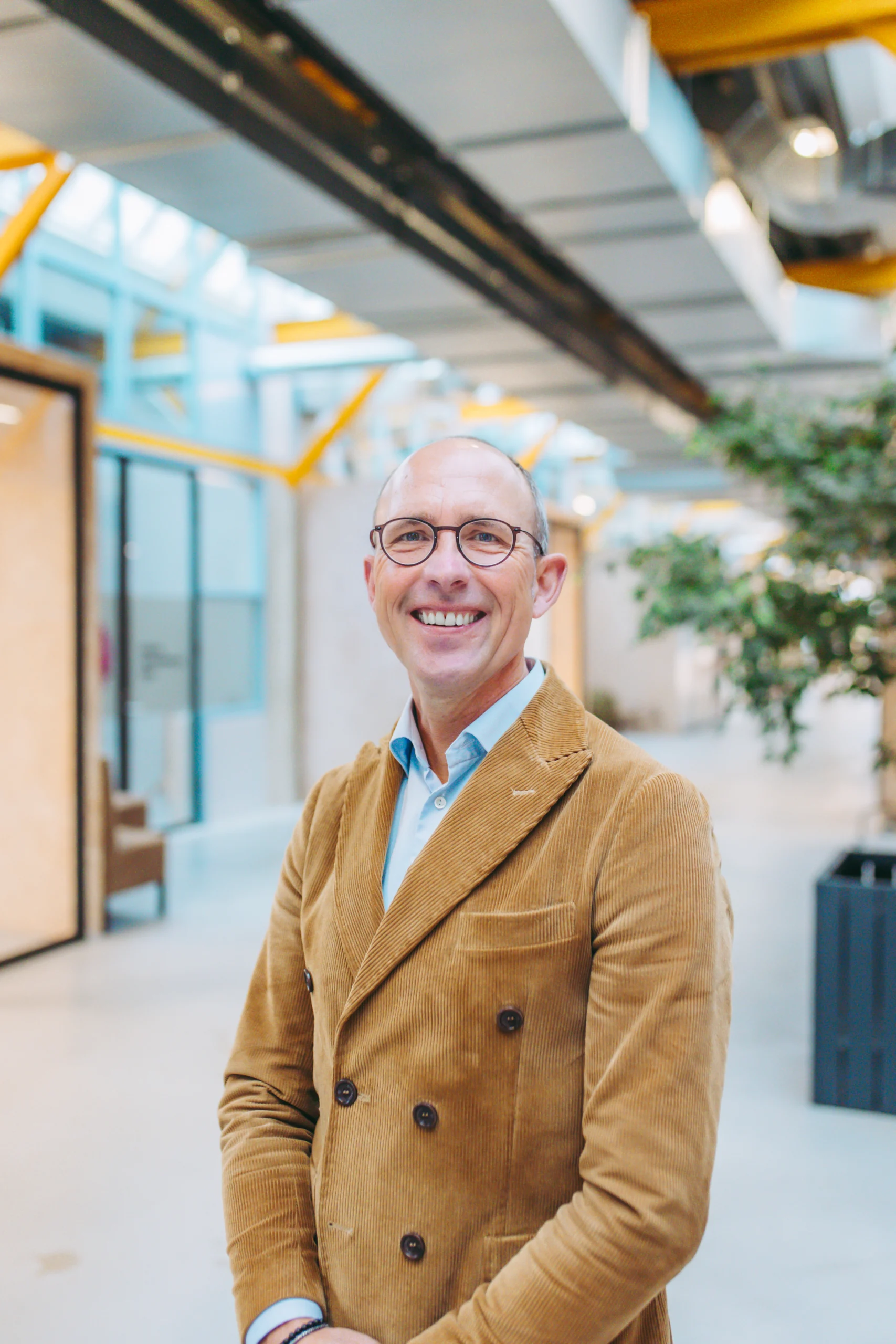 Stef Jonker, projectleider Energie bij Provincie Groningen, tijdens zijn werkzaamheden aan de verduurzaming van bedrijventerreinen.