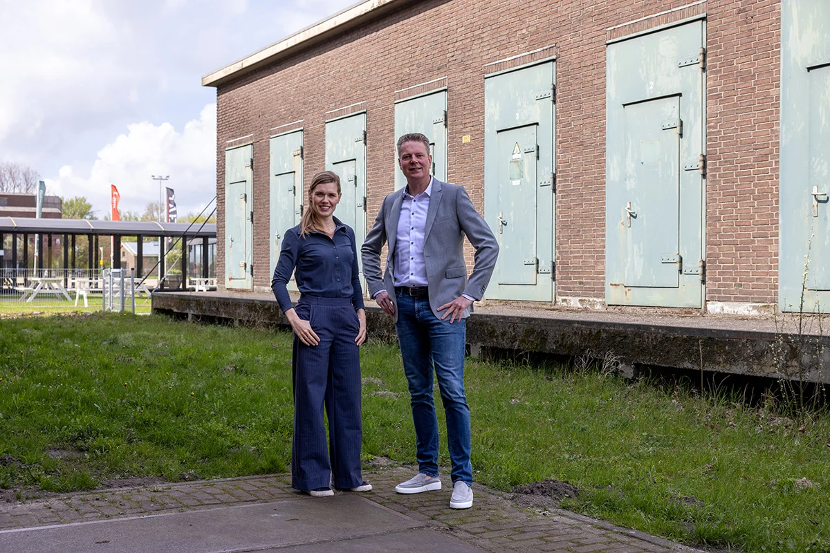 Lydia en Michel, oprichters van Ecolytics, op een bedrijventerrein in Drenthe
